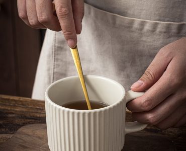 240ML Household Vertical Pattern Relief Mug Ceramic Handgrip Drinking Cup for Coffee and Milk Couple Ear-Hanging Cup drinkware