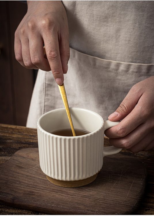 240ML Household Vertical Pattern Relief Mug Ceramic Handgrip Drinking Cup for Coffee and Milk Couple Ear-Hanging Cup drinkware